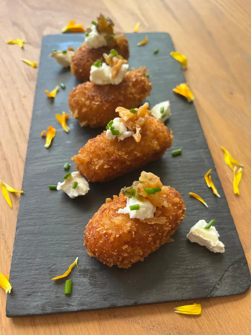 🧀12 Croquetas de Queso de Cabra con Cebolla Caramelizada (400 gr)