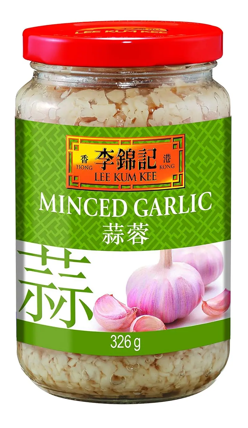 Ajo Picado en Aceite Lee Kum Kee (326 gr). Ajo deshidratado y picado, conservado en aceite de soja, listo para usar y añadir un intenso sabor a todas tus recetas.