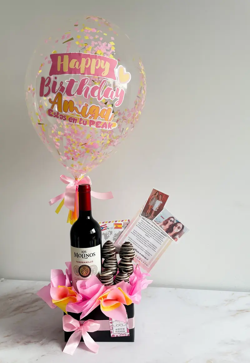 Arreglo botella de vino, fresas con chocolate y globo personalizado