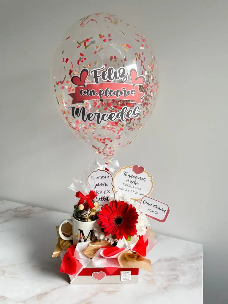 Arreglo de flores variadas con taza personalizada