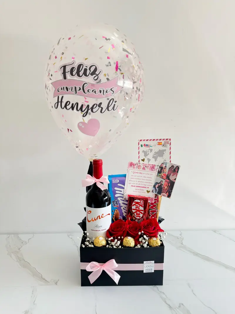 ARREGLO GLOBO CON CHOCOLATES, ROSAS Y BOTELLA DE VINO