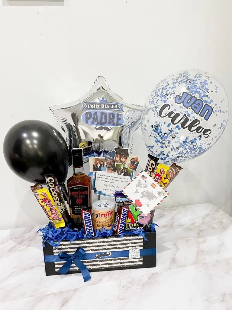 ARREGLO GLOBOS CON CHOCOLATES VENEZOLANOS Y BOTELLA DE RON VENEZOLANO