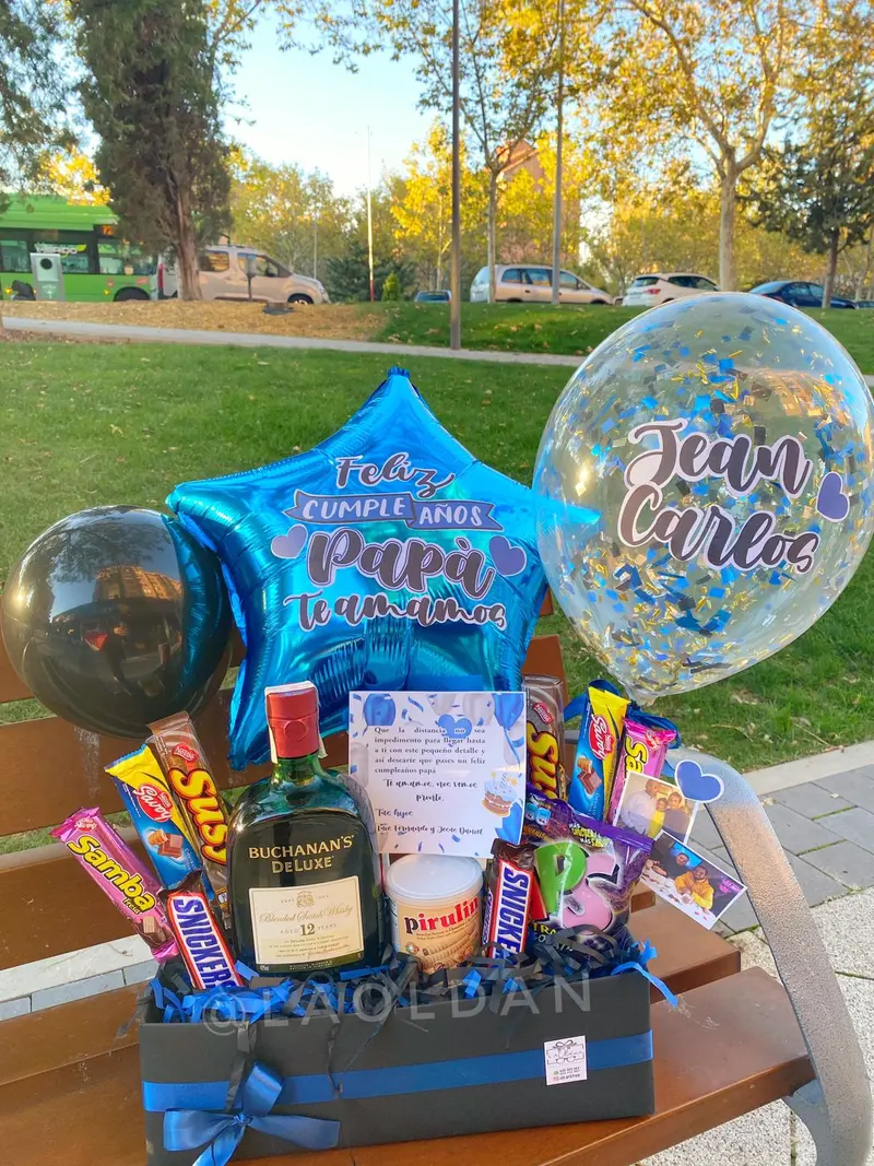 ARREGLO GLOBOS CON CHOCOLATES VENEZOLANOS Y BOTELLA DE WHISKY