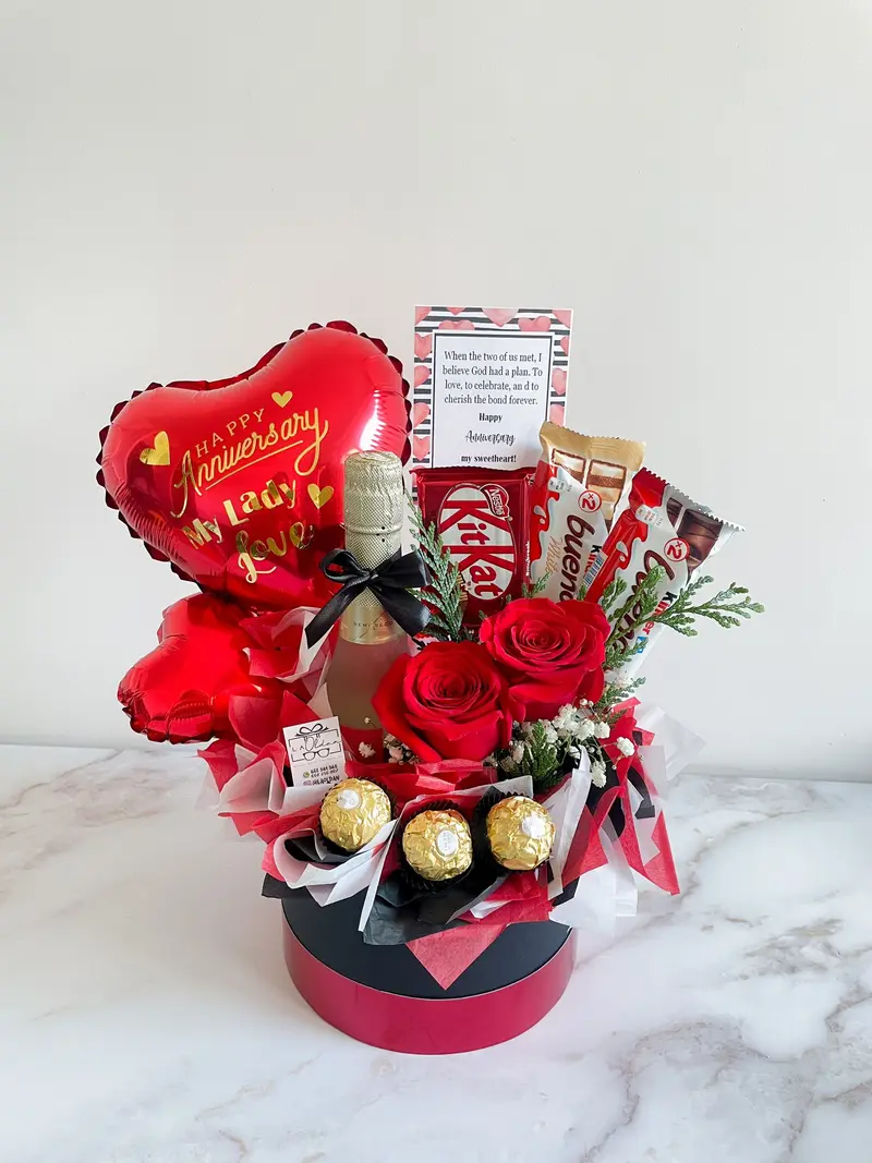 ARREGLO PERSONALIZADO GLOBITOS, CHOCOLATES, ROSAS Y MINI CAVA