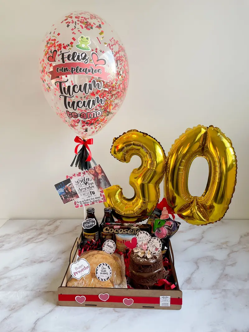 Bandeja Desayuno con Mini tarta, globo personalizado y chocolates venezolanos