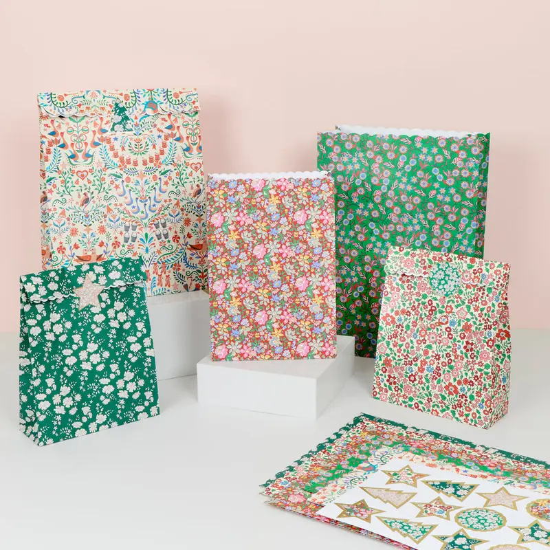 Bolsas de regalo de papel florales con pegatinas