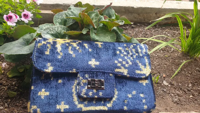 Bolso asa cadena flores azul con amarillo