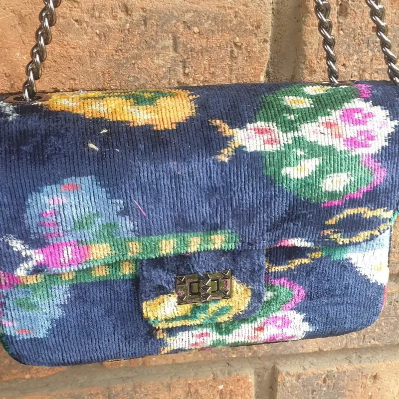 Bolso asa cadena flores azul con fucsia