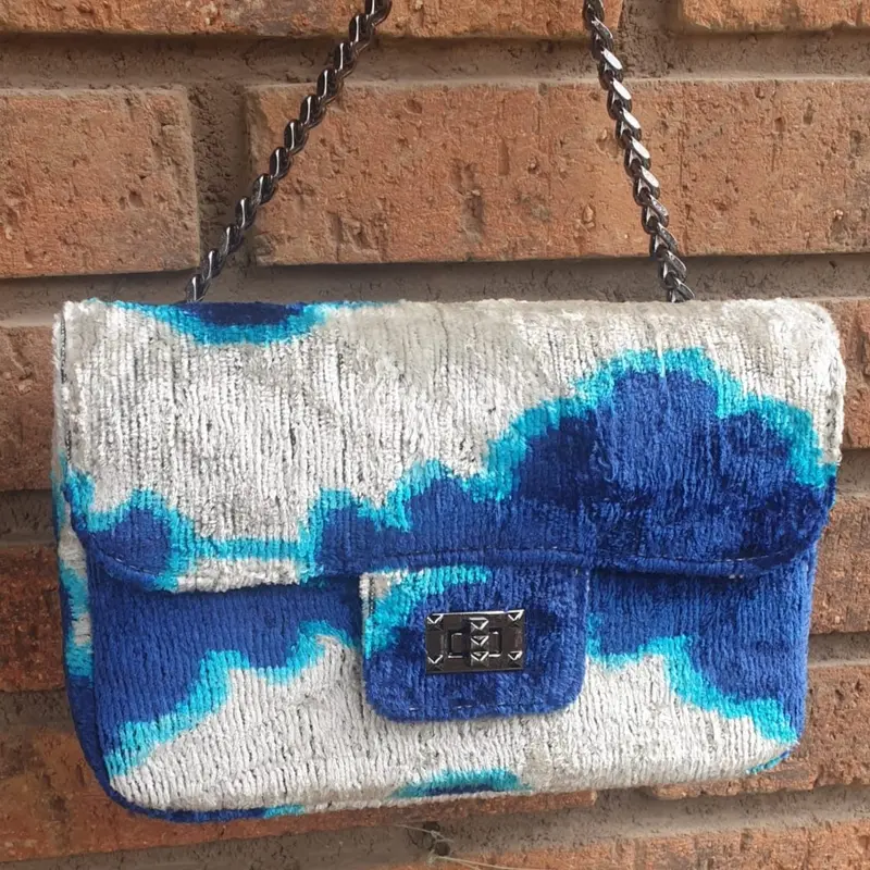 Bolso asa cadena flores blanco con azul