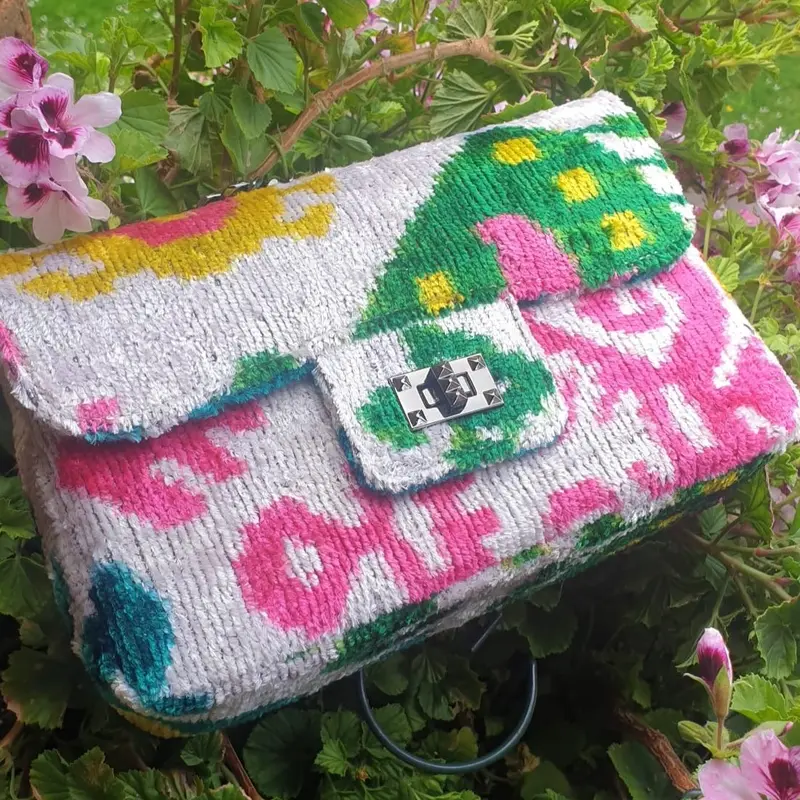 Bolso asa cadena flores blanco con rosa