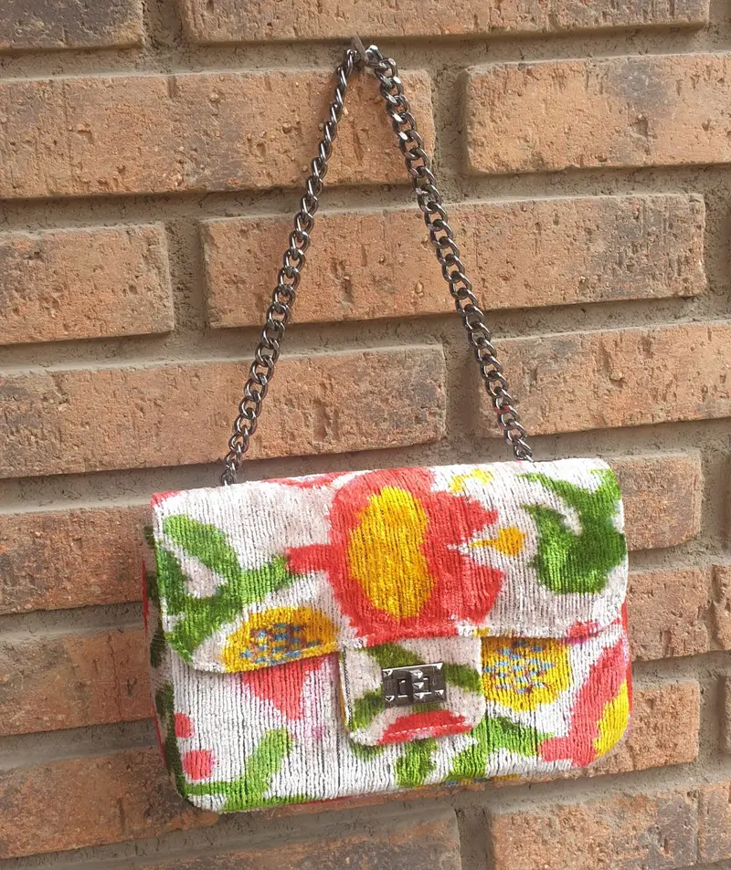 Bolso asa cadena flores rojas y amarillas