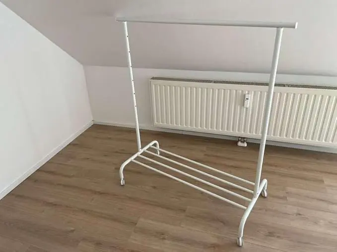 Burro para Ropa IKEA RIGGA, perchero móvil y resistente en color blanco con altura regulable y zapatero, la solución de almacenaje flexible que necesitas.