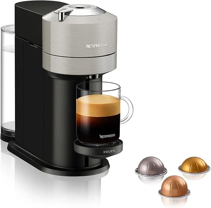 Cafetera Nespresso Vertuo Next de Krups en color Gris. Una máquina de café de cápsulas con tecnología Centrifusion, 5 tamaños de taza y conectividad Wi-Fi y Bluetooth.