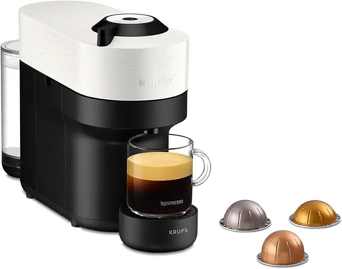 Cafetera Nespresso Vertuo Pop de Krups, Color Coconut White. Una máquina de café de cápsulas con tecnología Centrifusion para 4 tamaños de taza y fabricada con plástico reciclado.