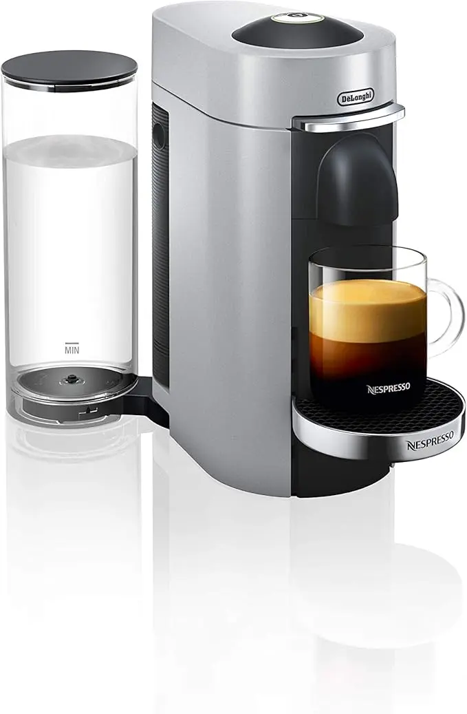 Cafetera Nespresso VertuoPlus de De'Longhi en color Plata. Una máquina de café automática con cabezal motorizado, depósito de 1,7L y tecnología Centrifusion para 5 tamaños de taza.