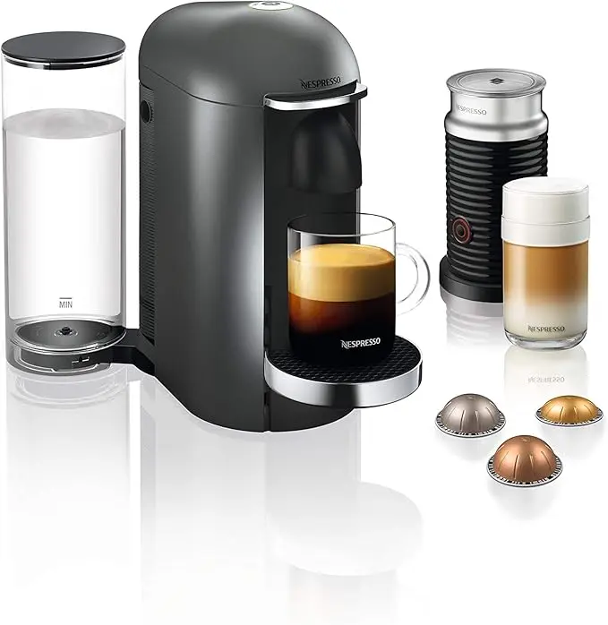 Cafetera Nespresso VertuoPlus de Krups, color Titanio. Una máquina de café de cápsulas de lujo con apertura eléctrica, depósito móvil y tecnología para 5 tamaños de taza.