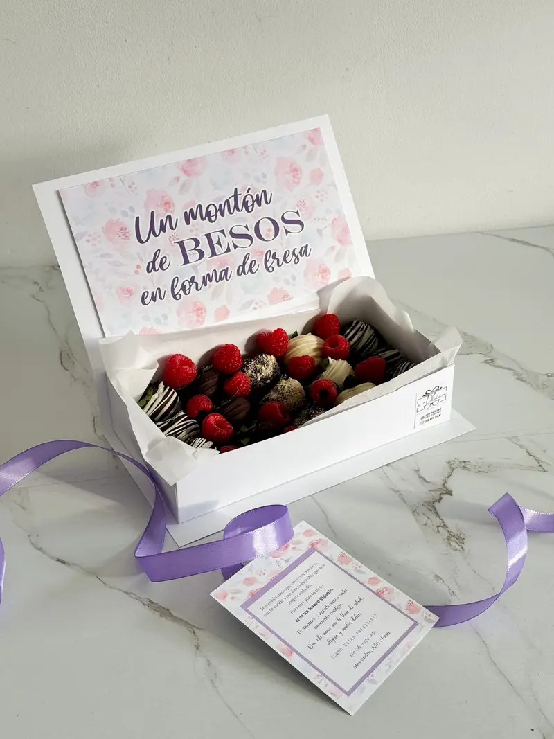 Caja cofre de fresas con chocolate y frambuesas