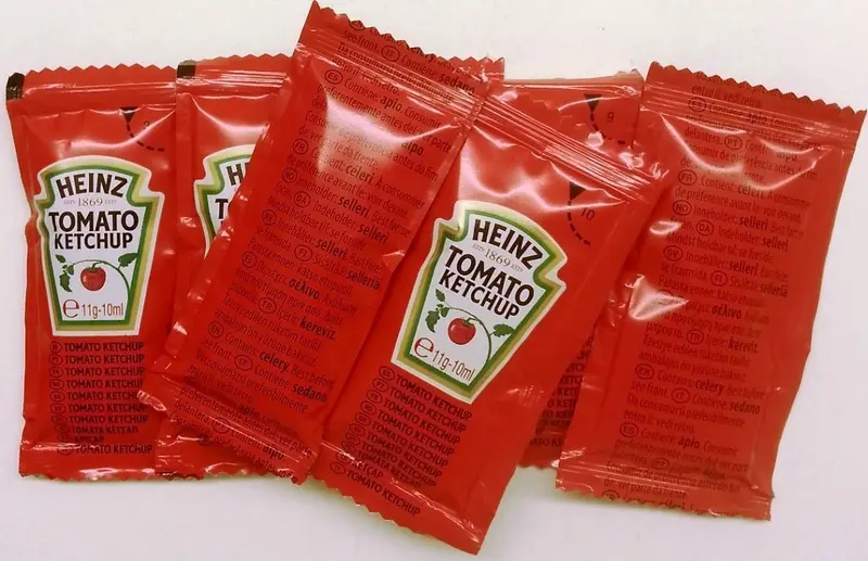 Caja de 50 Sobres Monodosis de Ketchup Heinz (50x12g). El formato individual ideal para llevar, para hostelería o para un control perfecto de las raciones en casa.