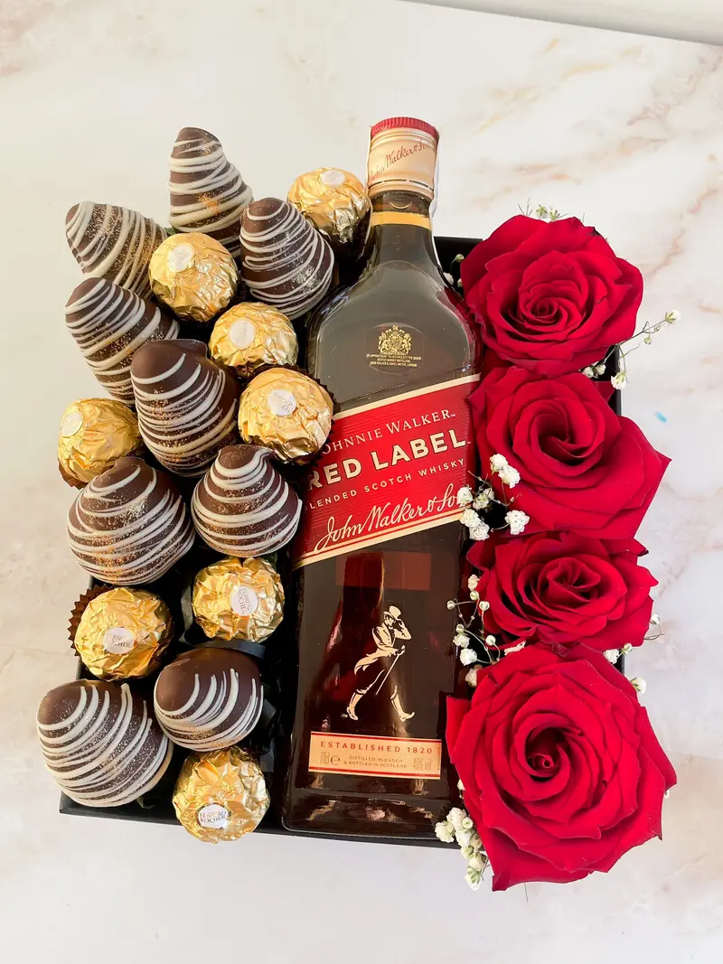 Caja de rosas, bombones, fresas con chocolate + Whisky