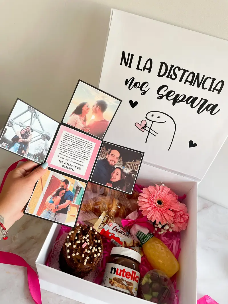 Caja Desayuno Sorpresa con mini tarta, flores, chocolate, zumo, nutella, frutas, croissants y globo metalizado con helio