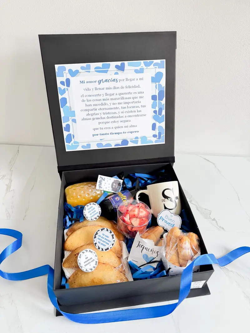 Caja Desayuno Sorpresa Venezolano + taza personalizada