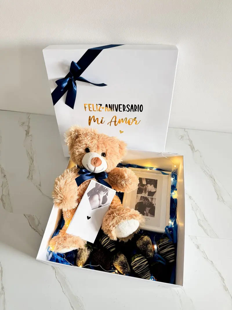 CAJA PERSONALIZADA CON MARCO DE FOTOS, FRESAS CON CHOCOLATE Y OSO DE PELUCHE
