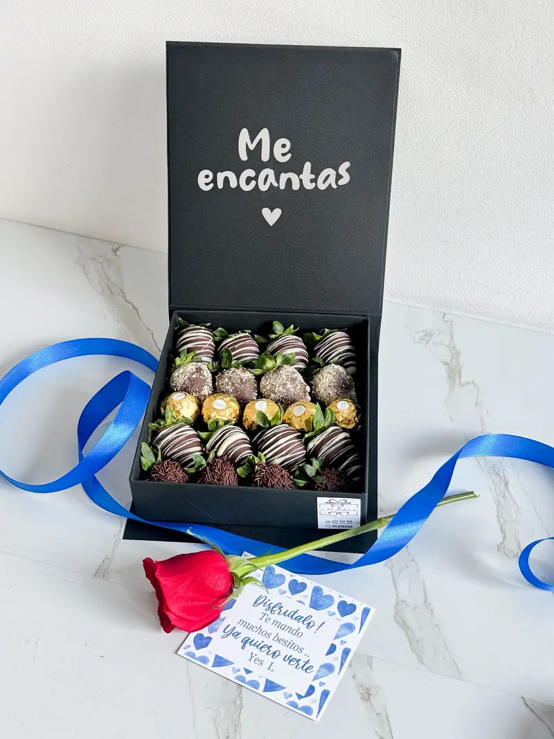 Caja Personalizada Fresas con Chocolate, bombones y rosa natural