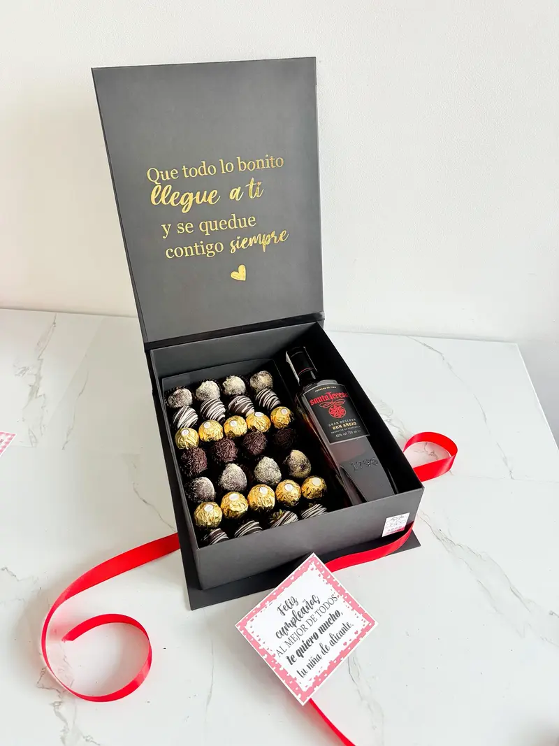 Caja personalizada fresas con chocolate, botella de ron santa teresa, bombones y globo metalizado con helio