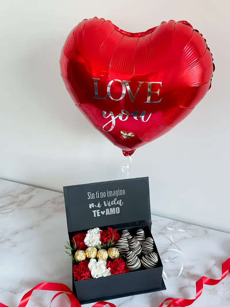 Caja sorpresa con flores, bombones, fresas con chocolate y globo metalizado con helio