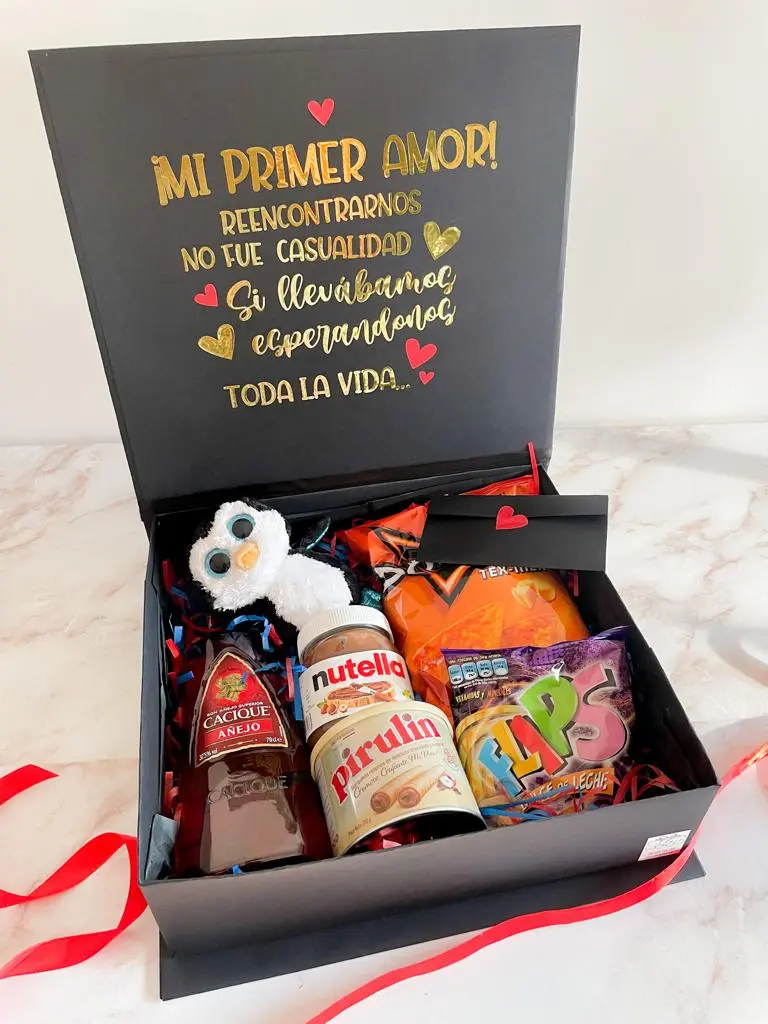 CAJA SORPRESA CON PELUCHE, BOTELLA DE RON Y CHUCHES VARIADAS