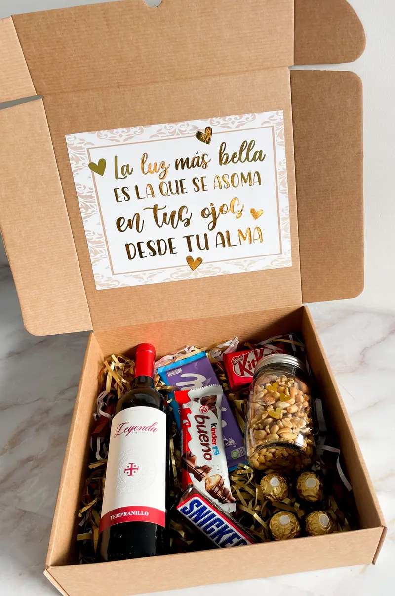 Caja Sorpresa con vino, frutos secos y chocolates