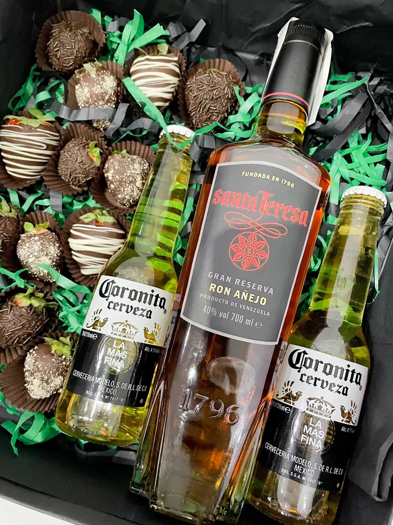 Caja sorpresa fresas con chocolate, botella de ron, cervezas + 1 rosa