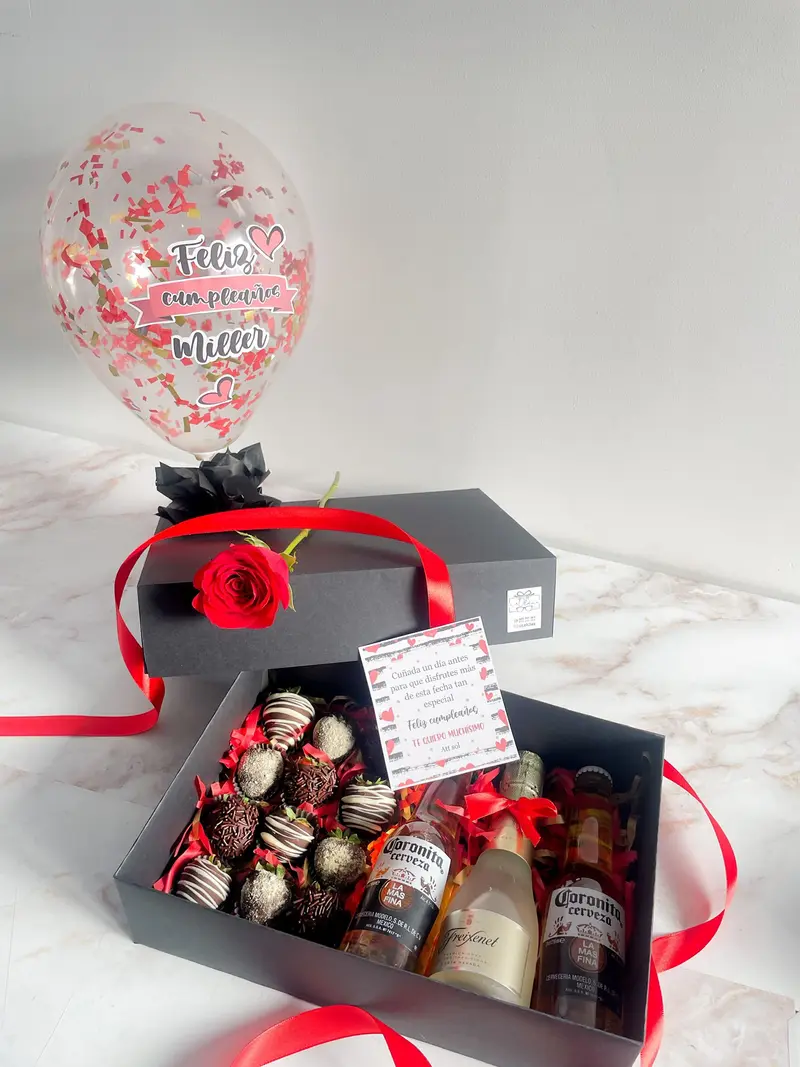 Caja sorpresa fresas con chocolate, mini cava y cervezas
