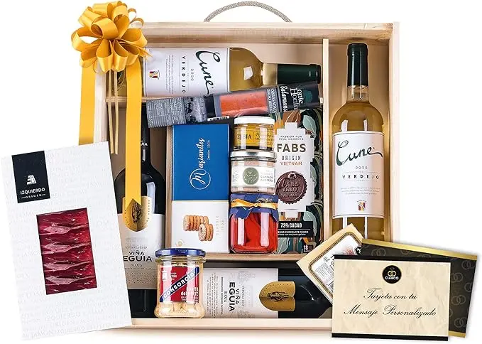Cesta de Navidad en Caja de Madera Cia&Co Lote A721. Un regalo gourmet con Vino, ibéricos de bellota, queso, turrones y dulces, presentado en una elegante caja de madera reutilizable.
