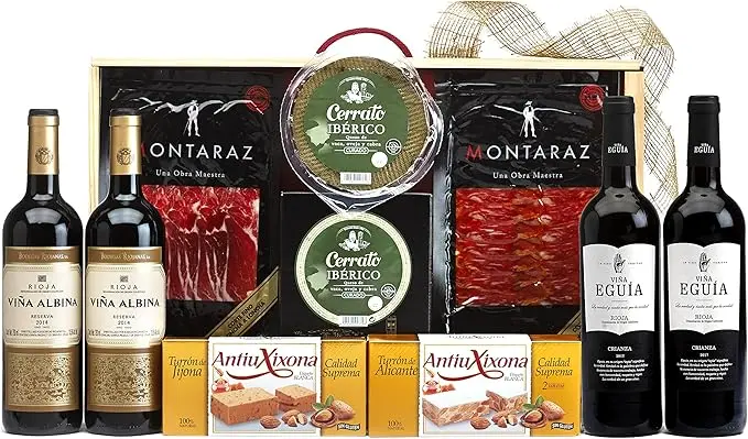Cesta de Navidad Gourmet en Caja de Madera Cia&Co Lote 58. Un regalo exclusivo con Vino Protos Roble, ibéricos, queso y dulces selectos, presentado en una elegante caja de madera reutilizable.
