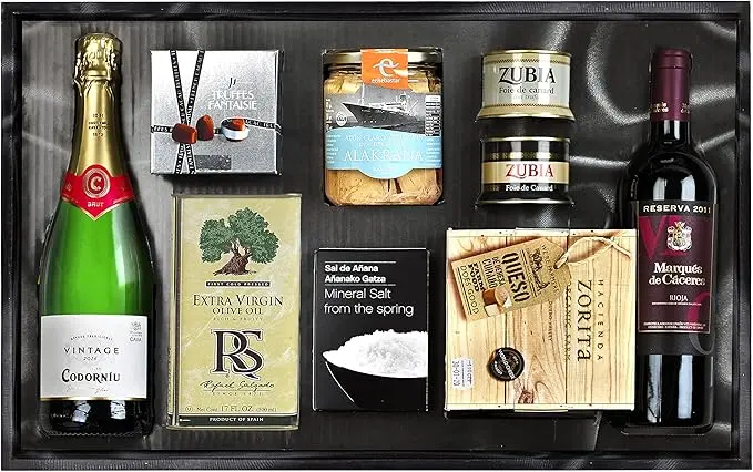 Cesta de Navidad Gourmet en Caja de Madera Cia&Co Lote B107. Un regalo de lujo con Whisky, Cava, vinos, ibéricos de bellota y dulces premium, presentado en una elegante caja de madera reutilizable.