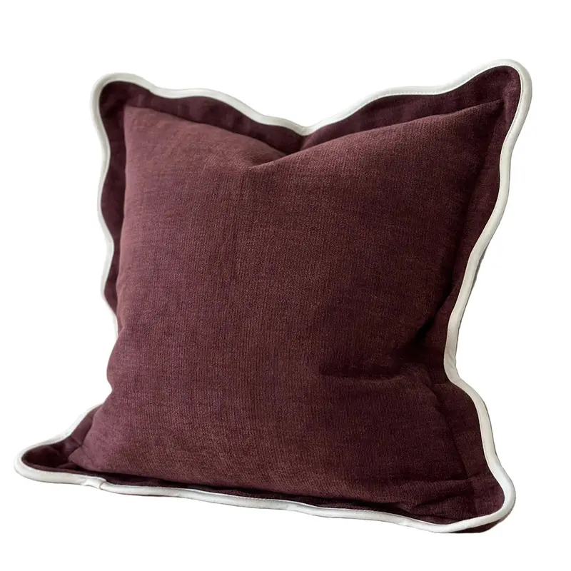 Cojín Chloe Plum con Borde Festoneado 45x45