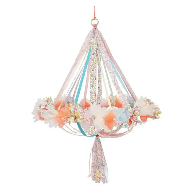 Colgante con flores y tela de Liberty