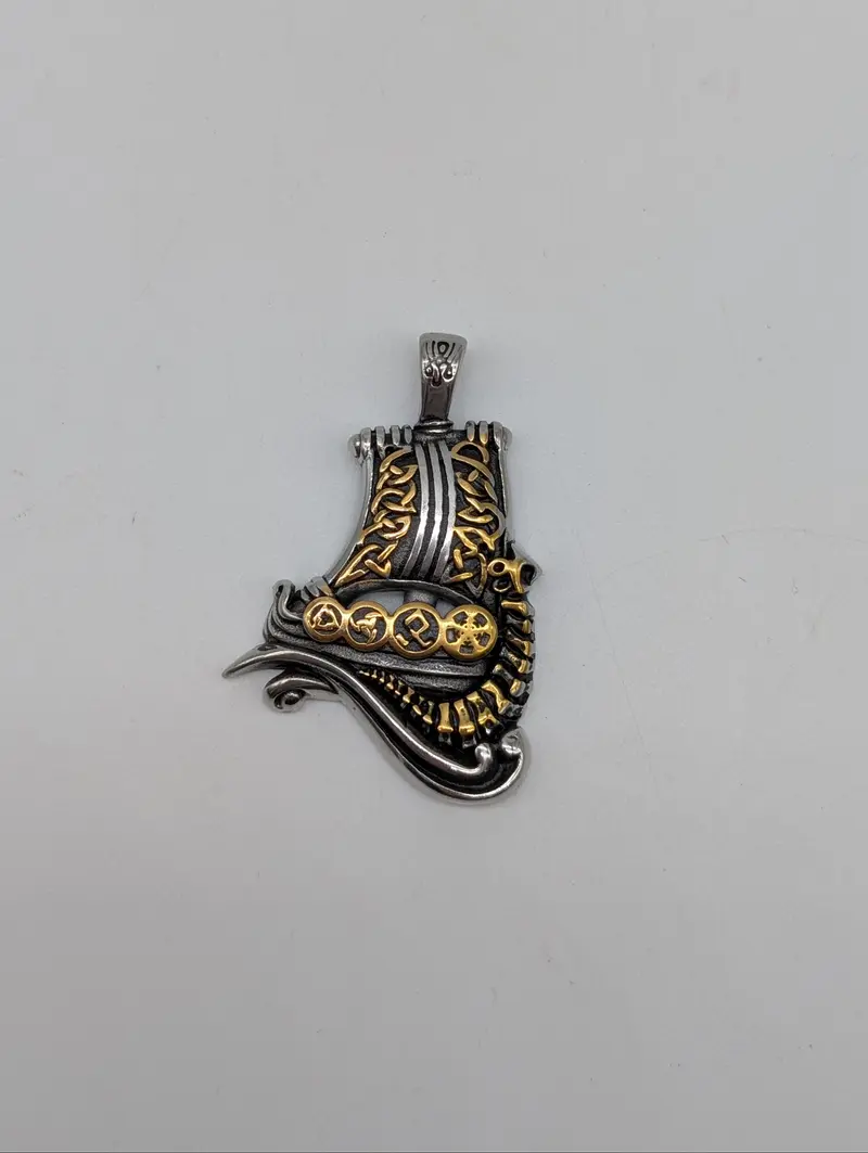 COLGANTE DE ACERO DE TITANIO CON DISEÑO DE DRAKAR 50 X 33 MM