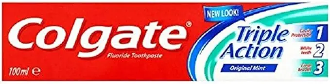 Colgate Triple Acción, Pasta de Dientes con Flúor, Sabor Menta, Pack Ahorro Familiar de 12 tubos de 100ml. Para una protección anticaries, dientes blancos y aliento fresco.