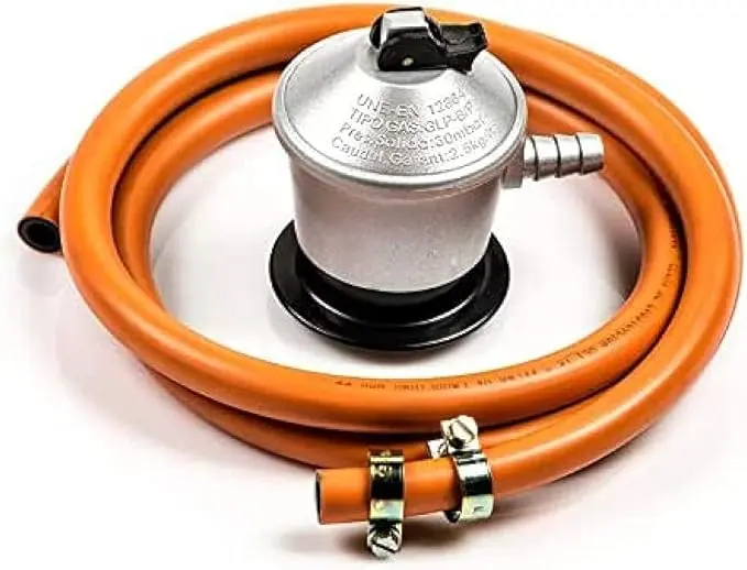 Com Gas Kit de Instalación para Gas Butano. Incluye manguera de 1,5 metros, regulador de 30gr y dos abrazaderas. Un set completo y seguro para tu cocina o estufa de gas.