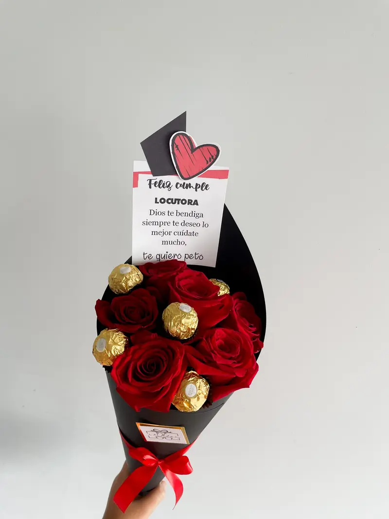 Cono de 6 rosas con bombones ferrero