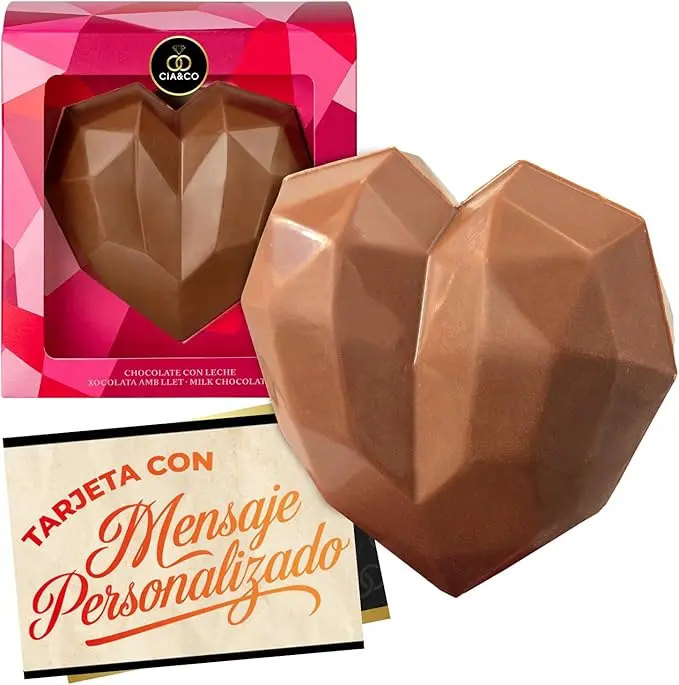 Corazón de Chocolate con Leche 3D Cia&Co, 110g. Figura de diseño geométrico sin gluten ni aceite de palma, con tarjeta personalizable, ideal como regalo para el Día de la Madre.