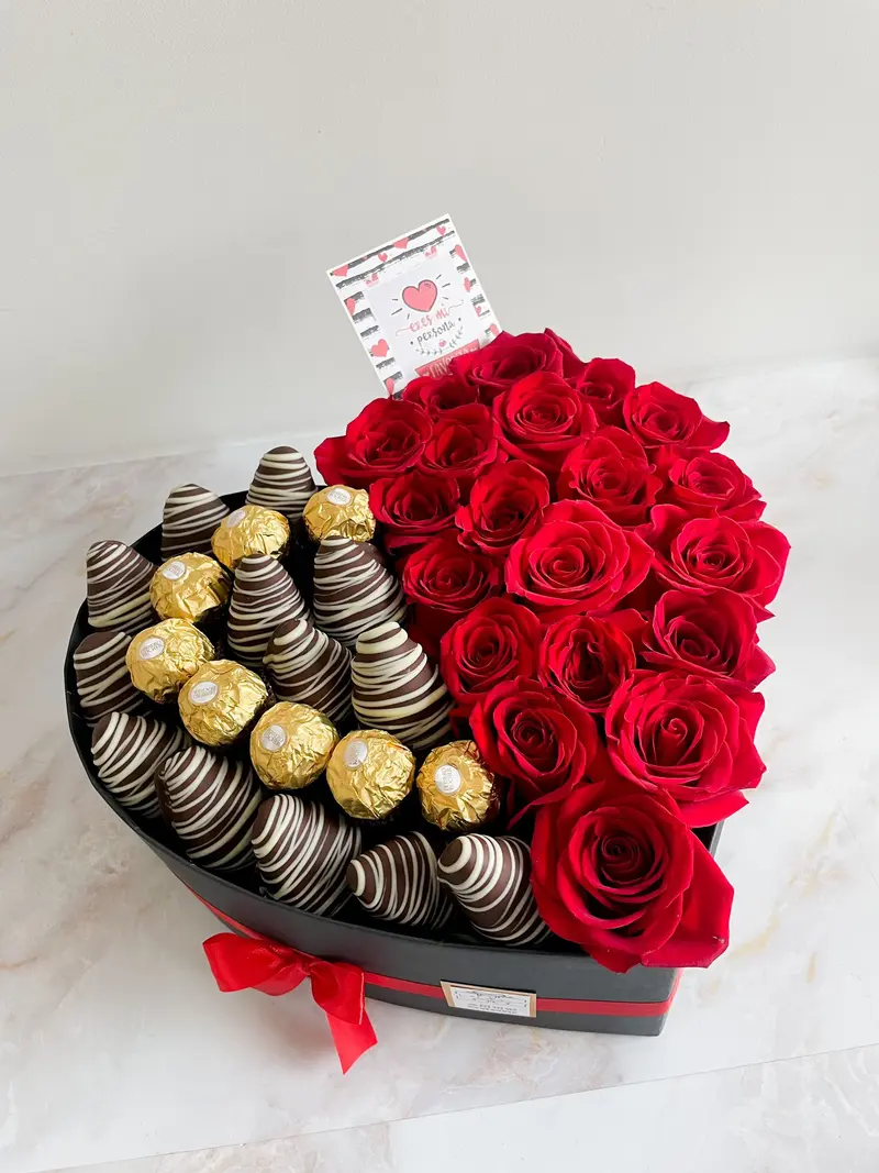 Corazón de rosas, bombones y fresas con chocolate