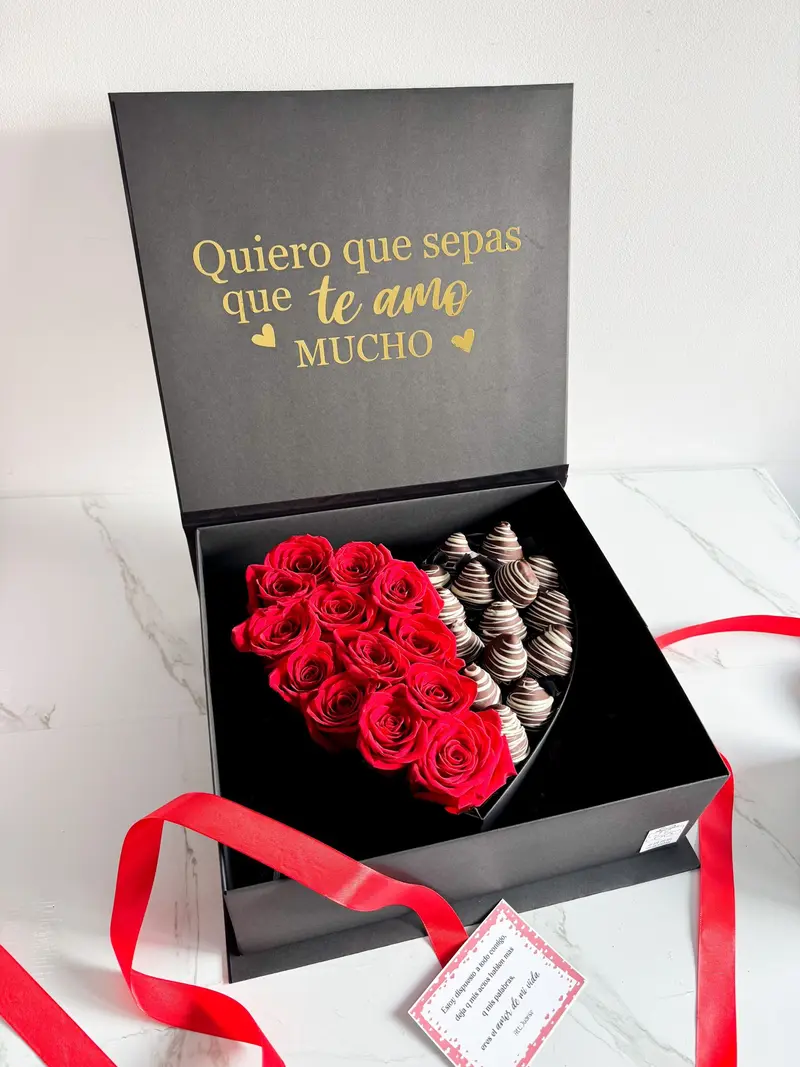 Corazón de rosas y fresas con chocolate en caja personalizada