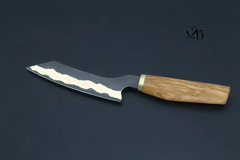 Cuchillo de Queso Cumai 140 mm – Cuchillo forjado a mano en acero al carbono, cobre y latón