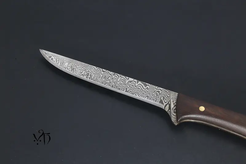 Cuchillo deshuesador 135 mm – Damasco forjado a mano – Acero al carbono