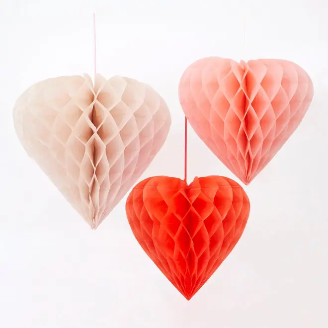 Decoración corazones nido de abeja