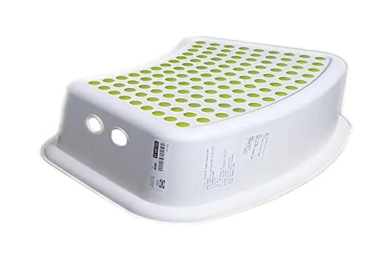 Escalón Infantil IKEA FÖRSIKTIG en color Blanco y Verde. Un taburete seguro y estable con superficie y base antideslizantes para fomentar la autonomía de los más pequeños.
