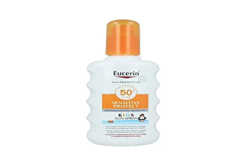 Eucerin Kids Sun Spray Solar Infantil con FPS 50+, 200 ml. Protector solar de muy alta protección para la piel sensible de los niños, con tecnología anti-manchas en la ropa.